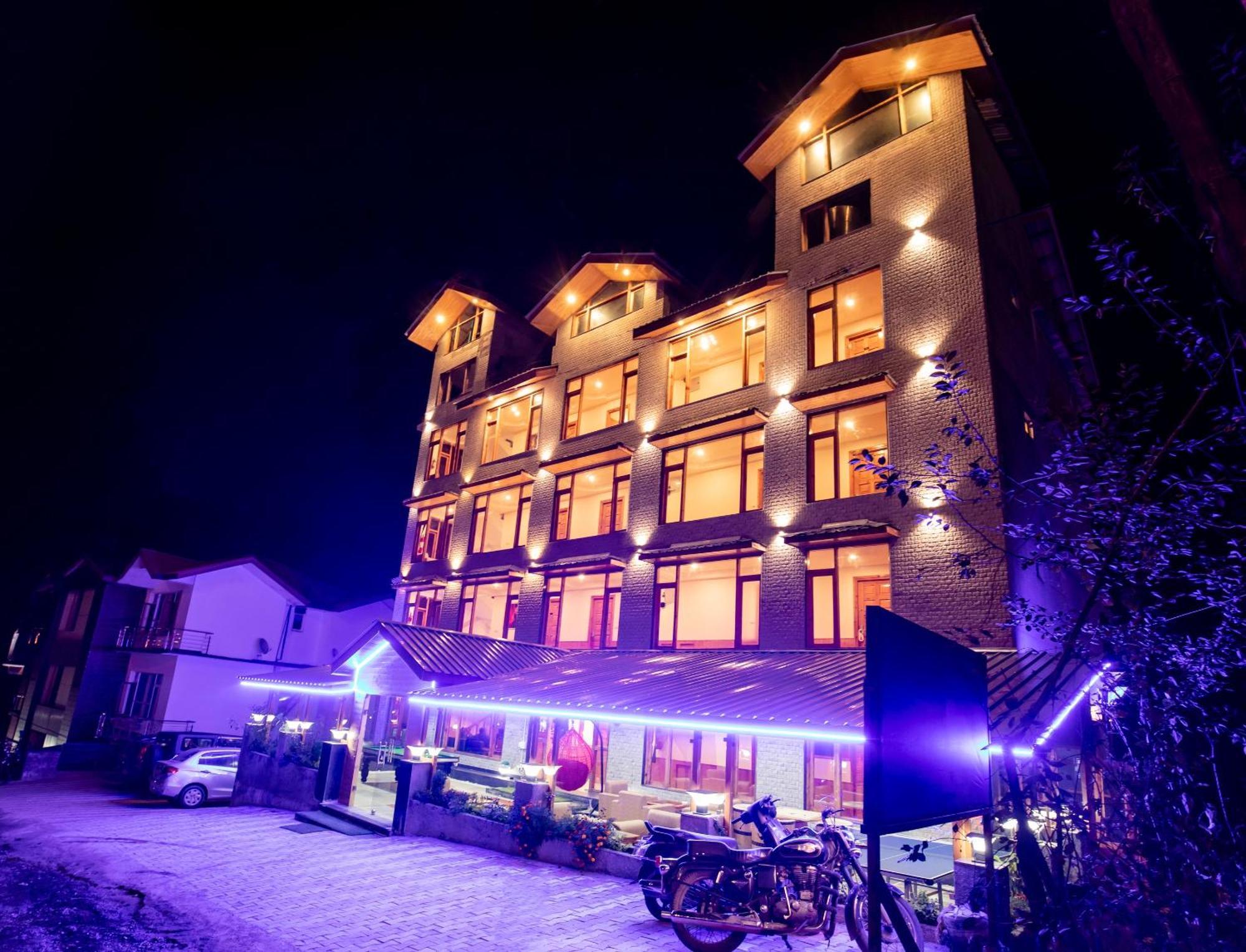 Hotel Smugglers Mountain View - Central Heated & Air Cooled, Manali